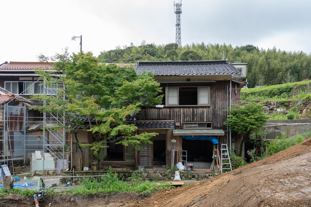 竹林の階段沿いの古民家